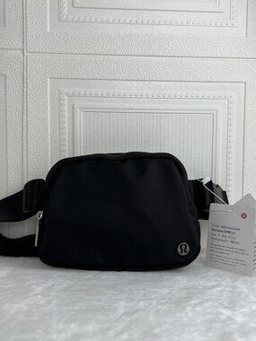 Lululemon Everywhere Belt bag